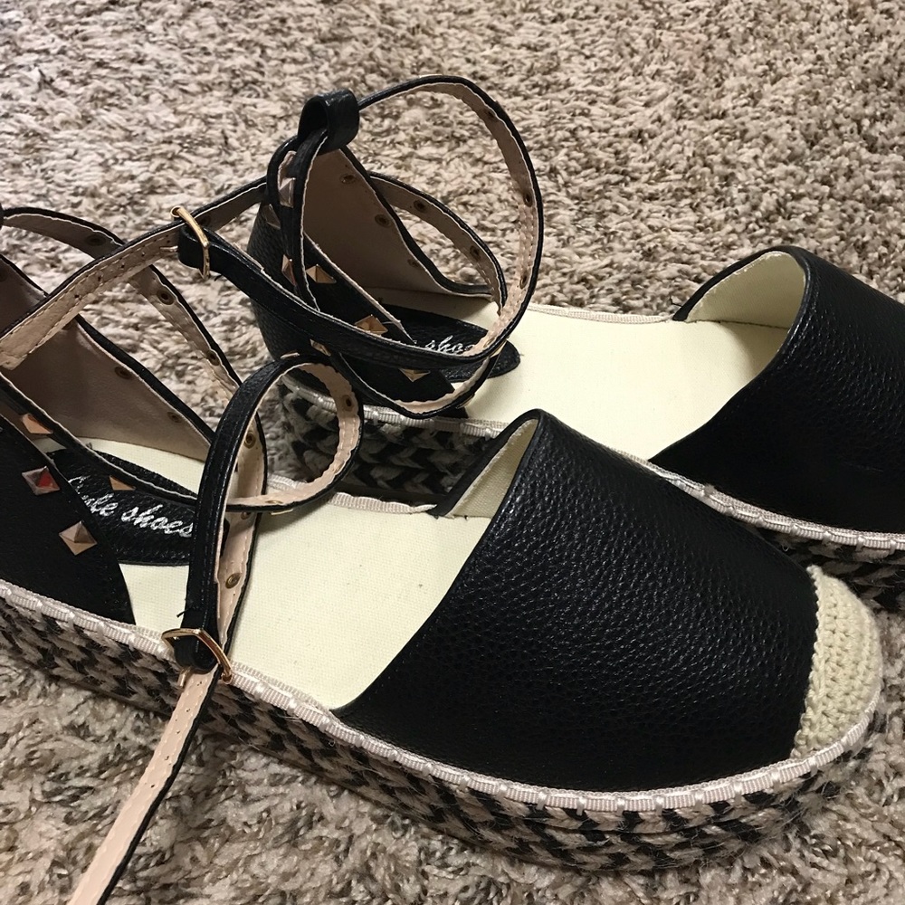Flatworm sandals